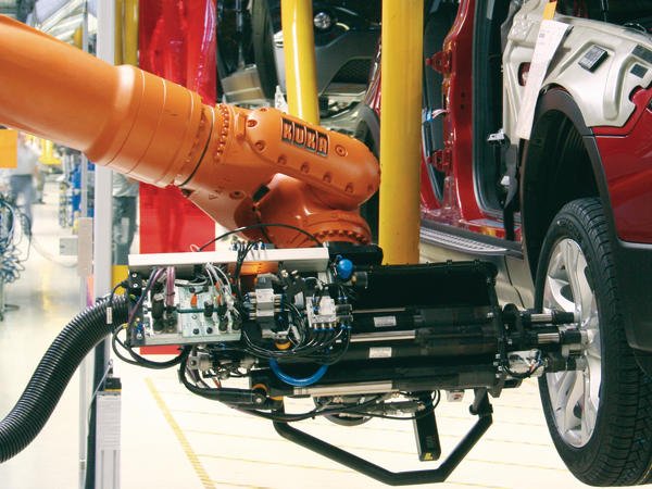 Knickarm-Roboter montiert Räder im Fließbetrieb