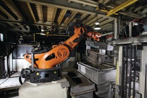 Riesen-Roboter wuchtet Hundert-Kilo-Gusskerne