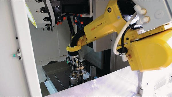 Griff In Die Kiste Bei Der Automation Von Werkzeugmaschinen Sehender Roboter Bearbeitet Gussteile Ganz Ohne Schutzzaun Automationspraxis