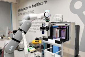 ABB Robotics kooperiert mit Mettler-Toledo für flexible Laborautomation