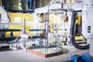 ABB hilft beim Retrofit: Fliegender Wechsel der Robotersteuerung