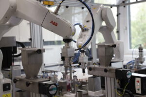 Laborautomation: ABB-Roboter-Trio übernimmt Proben-Handling und Pipettieren