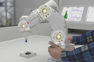 ABBs Mini-Roboter IRB 1010: Kraftzwerg für die Elektronikmontage