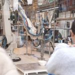Kundinnen und Kunden können in einem der Schaufenster des Kaufhauses Selfridges in London beobachten, wie ein ABB-Roboter verschiedene personalisierte Designobjekte aus Parley Ocean Plastic druckt.