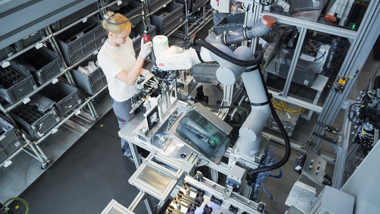 Echte Mensch-Roboter-Kollaboration: ZKW nutzt ABB Cobots in der Scheinwerferfertigung