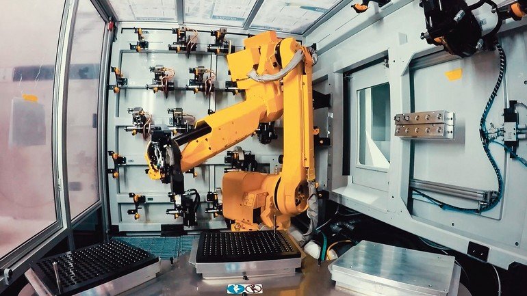 Roboter automatisiert das Werkzeugschleifen