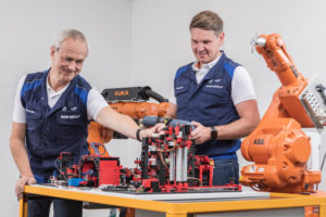 BMW: Virtuelle Inbetriebnahme mit Fischertechnik-Mini-Fabrik