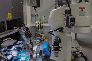 Densos Scara-Roboter bringt Elektronik-Produktion auf Trab
