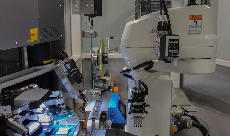 Densos Scara-Roboter bringt Elektronik-Produktion auf Trab