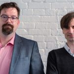 Zusammen mit Micropsi-Gründer Ronnie Vuine (rechts) treibt Dominik Bösl die Demokratisierung der Robotik voran.