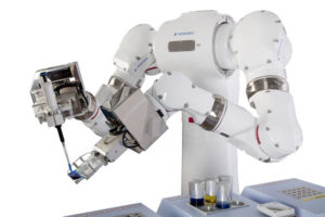 Automatisierte Labortests mit Yaskawa-Robotern