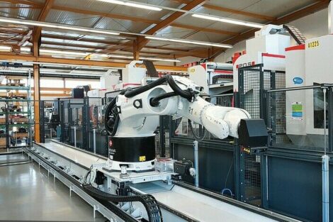 Ein T-Rex auf Achse: Erowa automatisiert Produktion bei Weiss
