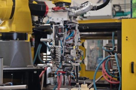 Aus einer Hand: Fanuc-Roboter automatisiert Roboshot-Spritzgussmaschine