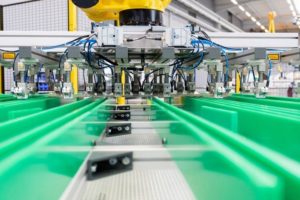 Faserverstärkte Kunststoffe: SMC-Pressenautomation mit Fanuc-Robotern