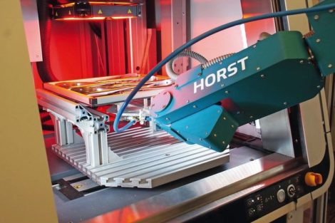 Roboter Horst automatisiert das Lasermarkieren chirurgischer Instrumente