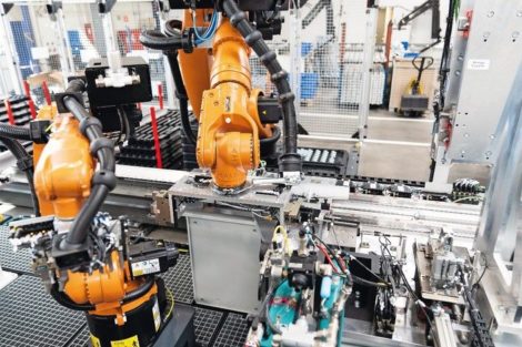 Roboter montieren das Kettenfahrzeug-Schuhwerk