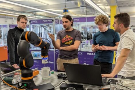 Hackathon bei Igus: Roboter via Sprache steuern