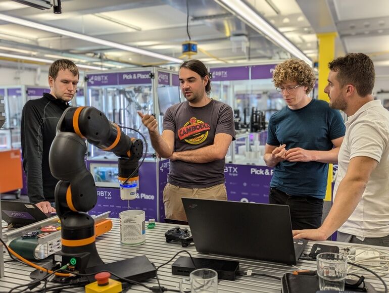 Hackathon bei Igus: Roboter via Sprache steuern