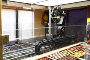 Low-cost-Automation von Igus: Robolink-Roboter verkauft Pralinen