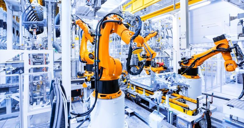Industrierobotik in der Praxis: Industrieroboter im Einsatz in der Automobilindustrie.