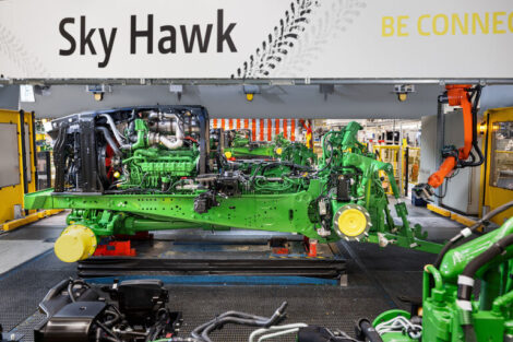 KI-Kameraroboter Sky Hawk prüft Traktoren bei John Deere