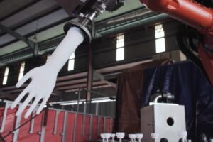 Gummihandschuhe: Kuka-Roboter taucht Keramikhand ins Latex rein