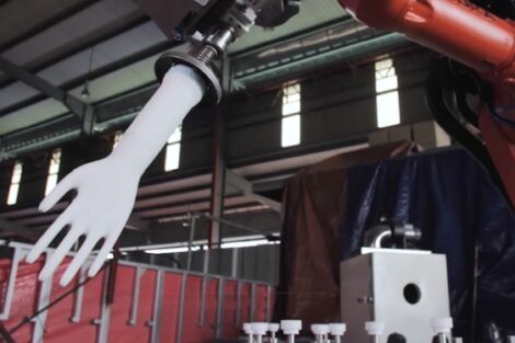 Gummihandschuhe: Kuka-Roboter taucht Keramikhand ins Latex rein