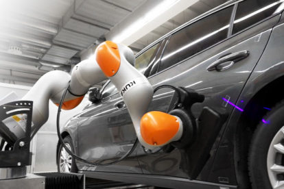 Kuka-Cobot automatisiert Automobil-Montage am Fließband