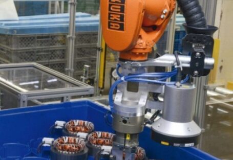 Kuka-Roboter greift Statoren dank Kamera genau