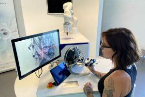 Kuka zeigt Tele-Tattoo Roboter auf der Digital X in Köln