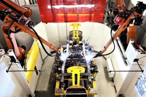 Kuka-Roboter fertigen Leiterrahmen für elektrische G-Klasse