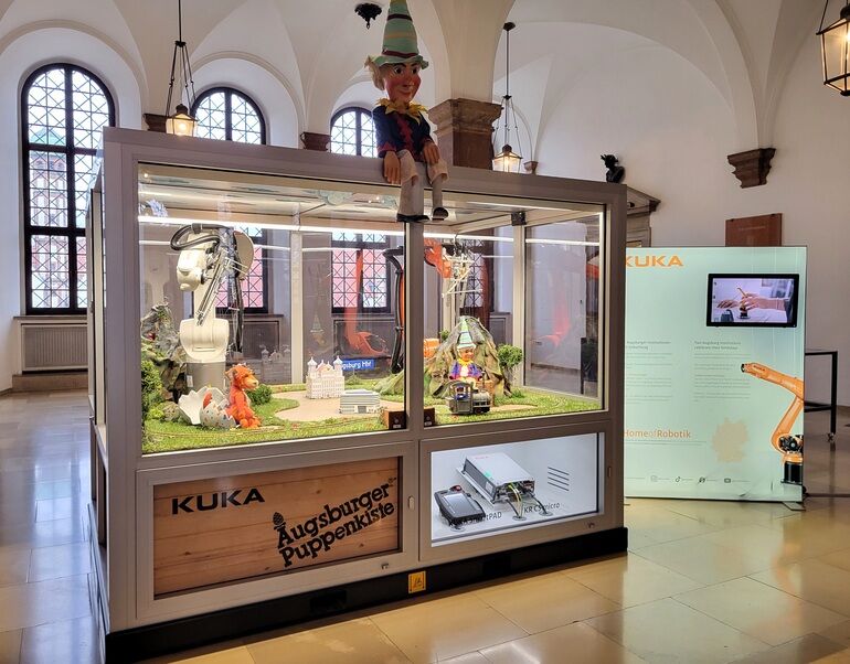 Kuka-Roboter ziehen als Puppenspieler ins Augsburger Rathaus ein