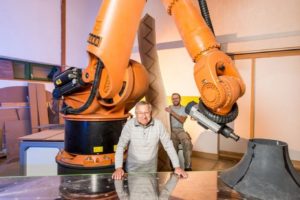 Kuka-Roboter unterstützen in Tischlereien: Tradition trifft Technologie