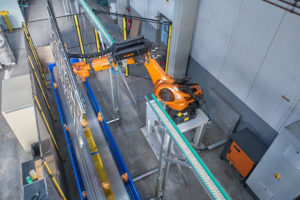 Roboter automatisiert Büromöbel-Produktion