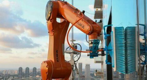 Skyline Robotics: KR Agilus Roboter als Fensterputzer in luftiger Höhe