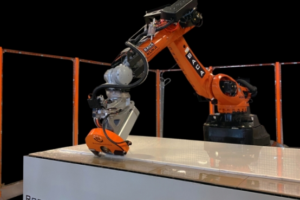 100 neue Kuka-Roboter für Baca Systems: Roboter schneiden Steine