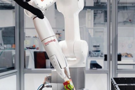 KI optimiert Kuka-Roboter beim Kommissionieren