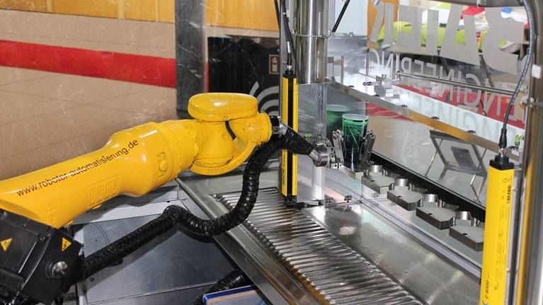 Kuka-Roboter zapft ein kühles Bierchen