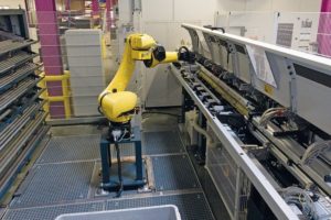 Flexible Automation für Einzelstücke mit FMB-Lademagazin und Fanuc-Roboter