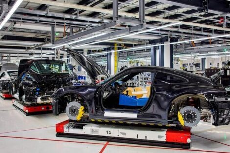 Porsche steuert Transportroboter-Flotte mit MHPs Fleetexecuter
