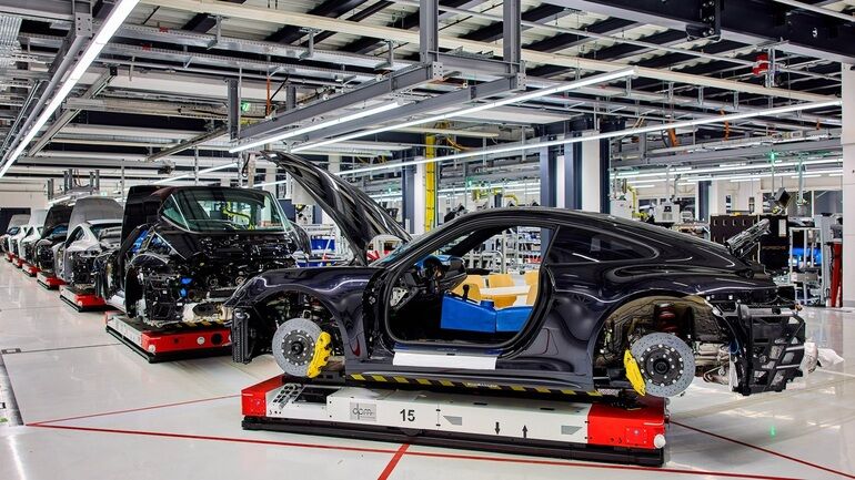 Porsche steuert Transportroboter-Flotte mit MHPs Fleetexecuter