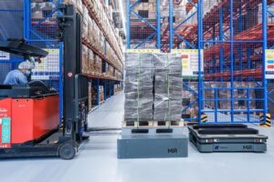 IFR: Arbeitskräftemangel in der Logistik mit KI-Robotern bewältigen