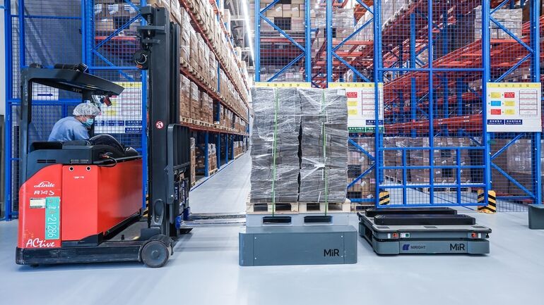 IFR: Arbeitskräftemangel in der Logistik mit KI-Robotern bewältigen