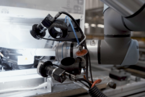 “Kühlschrank-Schnüffeln“: Micropsi automatisiert Dichtheitsprüfung mit KI-Roboter