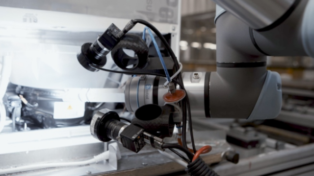 “Kühlschrank-Schnüffeln“: Micropsi automatisiert Dichtheitsprüfung mit KI-Roboter