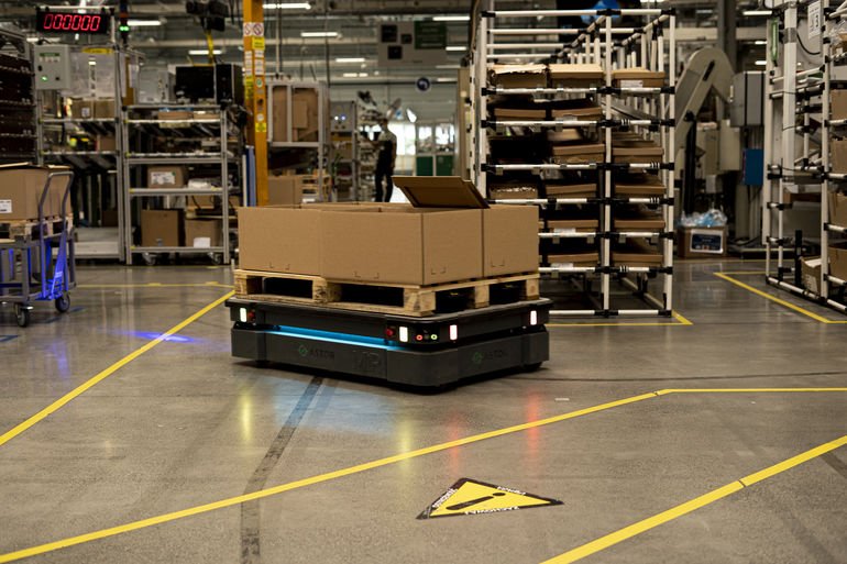 Mobiler Roboter von MiR automatisiert Palettentransport bei Schneider Electric
