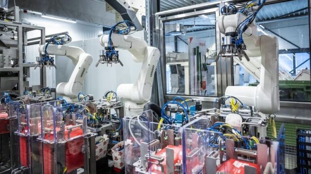 17 Omron-Roboter verpacken beim Co-Packing-Spezialisten Vetipak flexibel und schnell