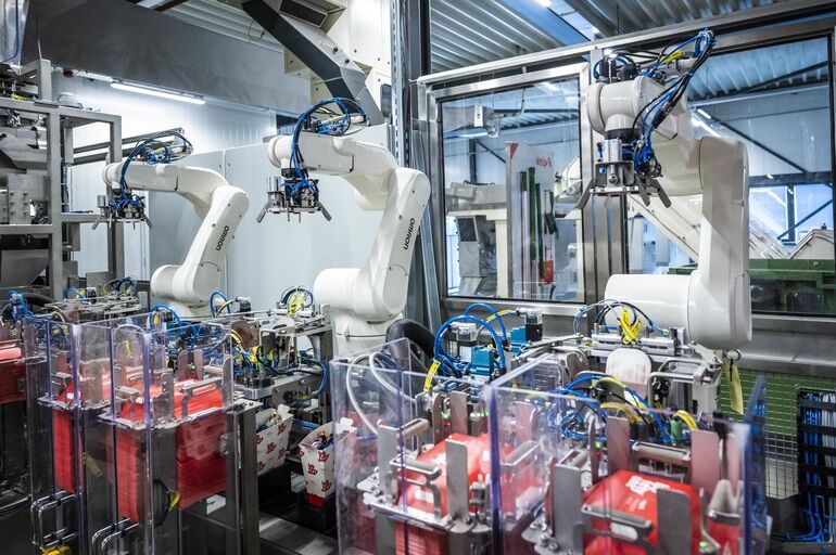 17 Omron-Roboter verpacken beim Co-Packing-Spezialisten Vetipak flexibel und schnell