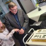 Happy Birthday: Die geschäftsführenden Pilz-Geschwister Susanne Kunschert und Thomas ÖPilz schneiden die Jubiläums-Torte vom Biobäcker an.