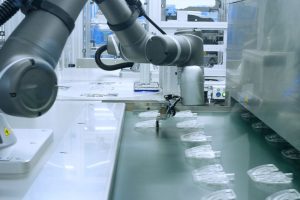Kollaborative Roboter automatisieren Produktion von PCR-Testkartuschen